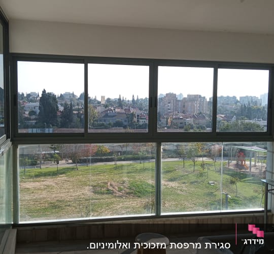 חלונות אלומיניום גדולים עם נוף חיצוני